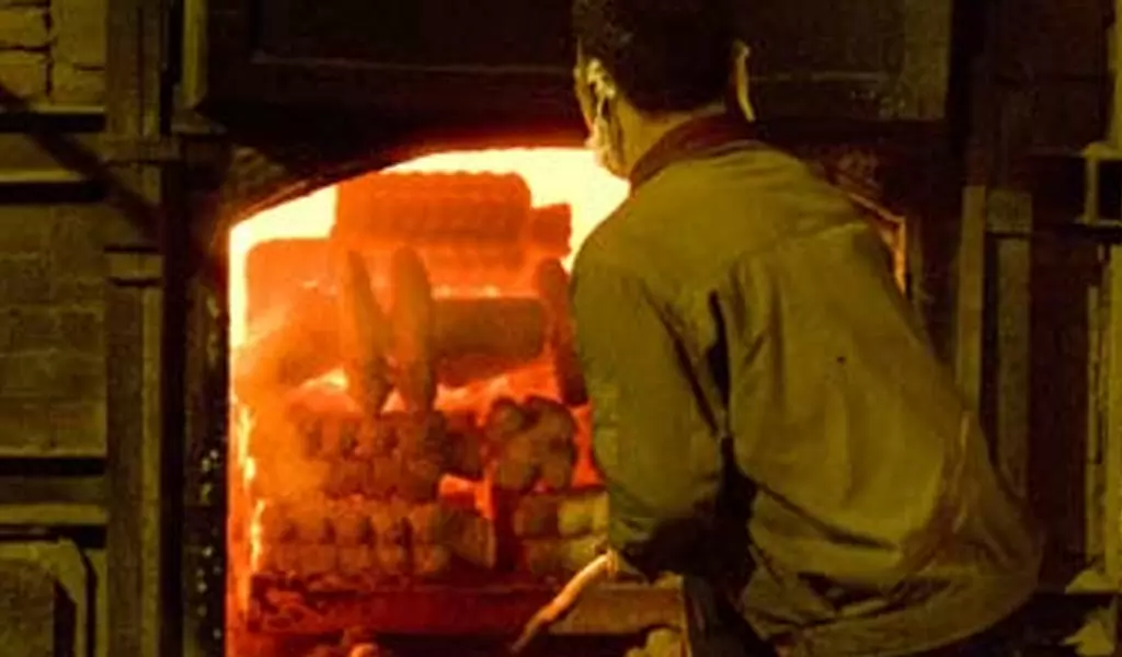 16.The furnace in the foundry uses coal as fuel. The ceramic mold is pushed in, the wax core inside begins to melt, and the silica crystals combine to form a hard, heat-resistant hollow ceramic part. This step is called core burning.