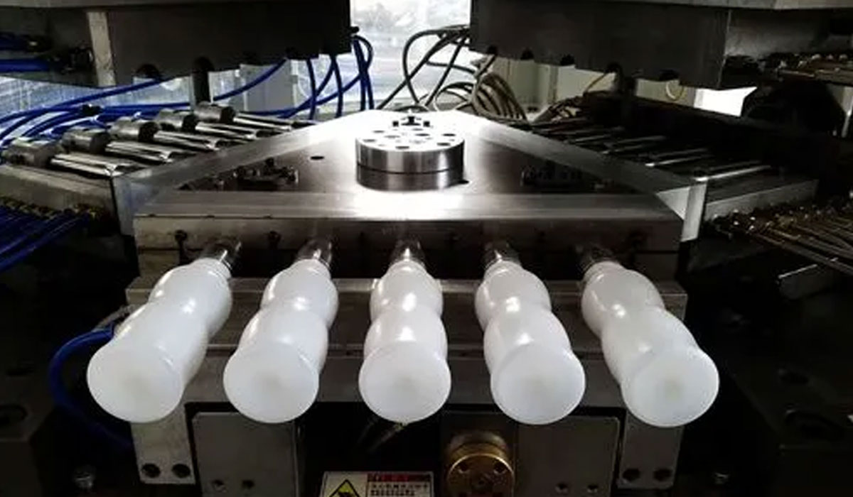 The PET Bottles Production Process By Blow Molding