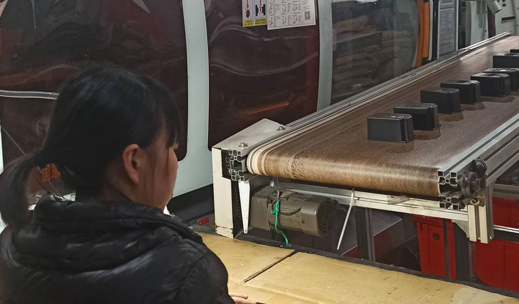 Extrusion Moulding vs Injection Moulding